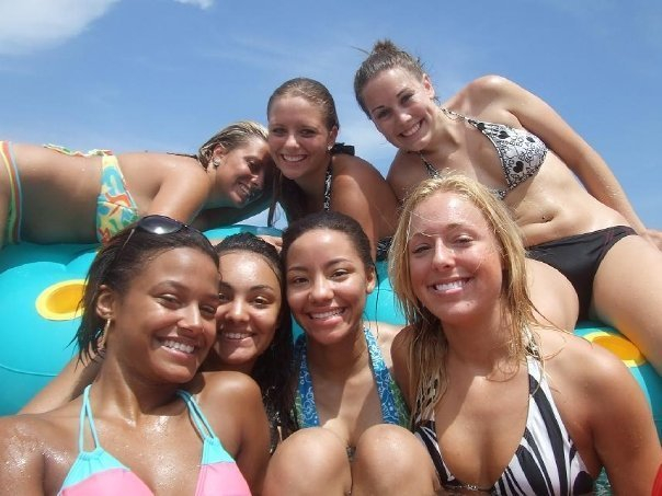 Asian Girls Old Dominion Cheerleaders Enjoying Spring Break